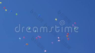 美丽的彩色气球在天空中飞翔，红蓝黄橙粉.. 许多五颜六色的气球在空中飞舞